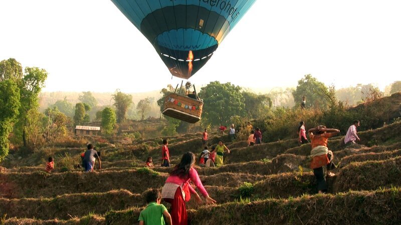 Im Frühjahr 2010 veranstalteten fünf Ballonteams in Nepal ein Ballonfest vor der Kulisse des Himalaya. Die Piloten und Crewmitglieder stammten aus ganz Österreich – wo das Ballonfahren lange Tradition hat. Einige von ihnen sind Freunde von Prof. Wolfgang Nairz, der diese Expedition organisiert hat und anführt. Der Hochalpinist, Expeditionsführer und Ballonpilot besitzt reiche Erfahrung und hat Himalaya-Geschichte geschrieben. Man schwebt dann tatsächlich zwischen den Achttausendern Dhaulagiri, Annapurna und Manaslu, direkt gegenüber dem eindrucksvollen „Matterhorn Nepals“, dem Macchapucchare. – Bild: ORF/Götz Filenius Im Frühjahr 2010 veranstalteten fünf Ballonteams in Nepal ein Ballonfest vor der Kulisse des Himalaya. Die Piloten und Crewmitglieder stammten aus ganz Österreich – wo das Ballonfahren lange Tradition hat. Einige von ihnen sind Freunde von Prof. Wolfgang Nairz, der diese Expedition organisiert hat und anführt. Der Hochalpinist, Expeditionsführer und Ballonpilot besitzt reiche Erfahrung und hat Himalaya-Geschichte geschrieben. Man schwebt dann tatsächlich zwischen den Achttausendern Dhaulagiri, Annapurna und Manaslu, direkt gegenüber dem eindrucksvollen „Matterhorn Nepals“, dem Macchapucchare. – Bild: ORF/Götz Filenius