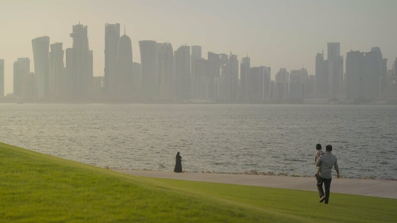 Nicht nur Touristen und Touristinnen genießen die schöne Aussicht auf Dohas Innenstadt direkt am Meer. – Bild: ZDF und René Dame.