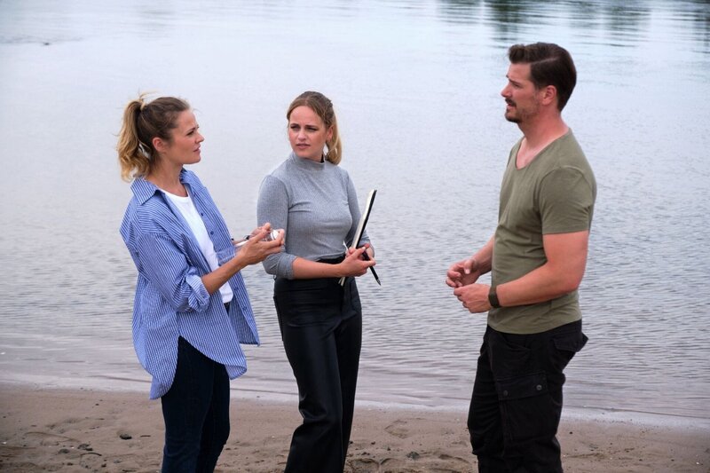 Corinna (Nina Weisz, l.) und Cecilia (Carina Koller) lassen sich nicht abweisen, als Chris (Jan Ammann) sich verschließen will. – Bild: RTL /​ Stefan Behrens /​ Folge 6959