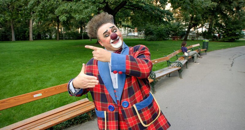 Clown Eddy im Wiener Rathauspark. – Bild: ORF/​Neue Vitaskop Film/​Thomas Christian Eichtinger