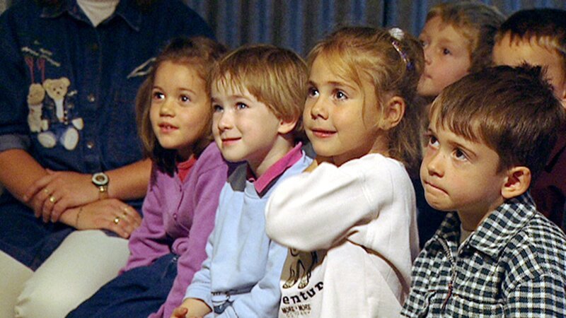 Kinder im Kasperltheater früher und heute. – Bild: Credit: Bayerischer Rundfunk, Source: Videoprint,