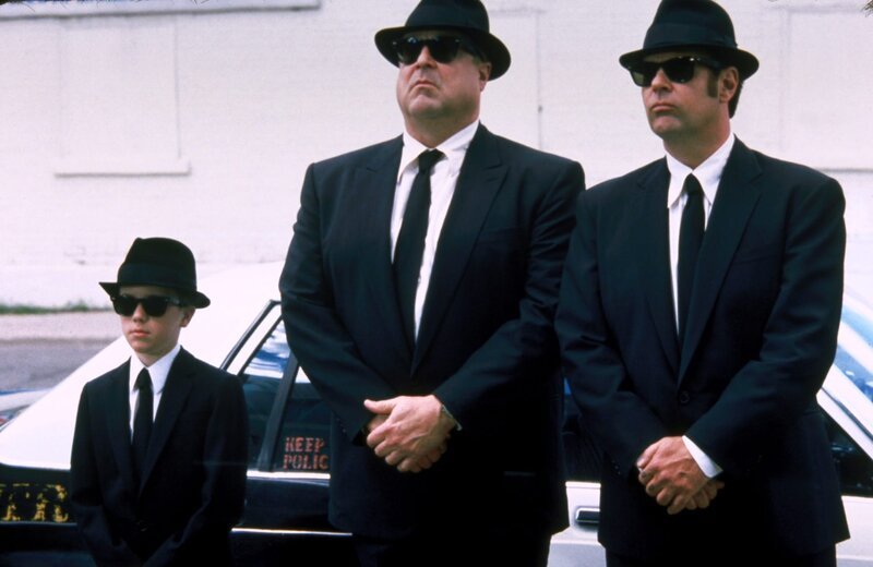 J. Evan Bonifant (Buster), John Goodman (Mighty Mack McTeer), Dan Aykroyd (Elwood Blues). – Bild: ORF/​Universal