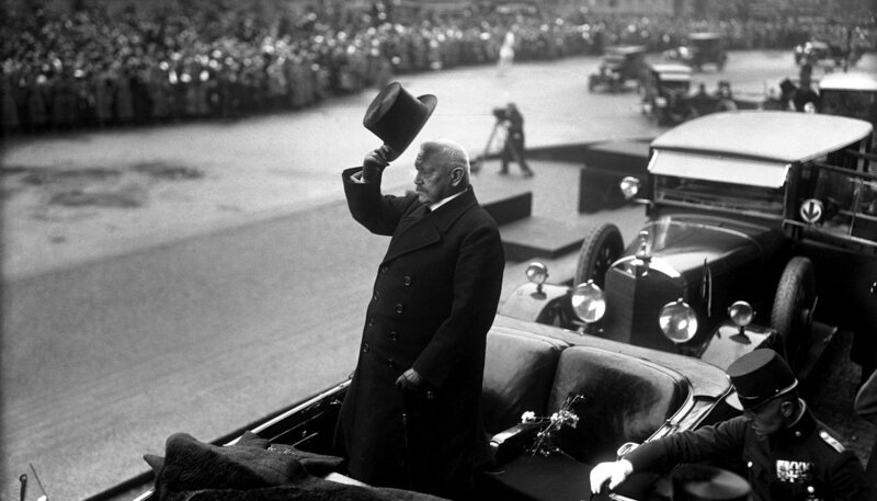 Mythenumrankt, aber umstritten: Reichspräsident Hindenburg, bei seinem Besuch in Leipzig 1926 – Bild: PHOENIX/​NDR/​Bundesarchiv