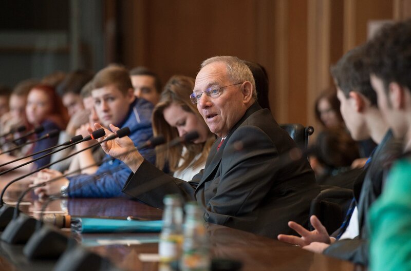 Wolfgang Schäuble im Gespraech mit Jugendlichen am EU-Projekttag,(31.03.2014). – Bild: SWR/​Marco Urban