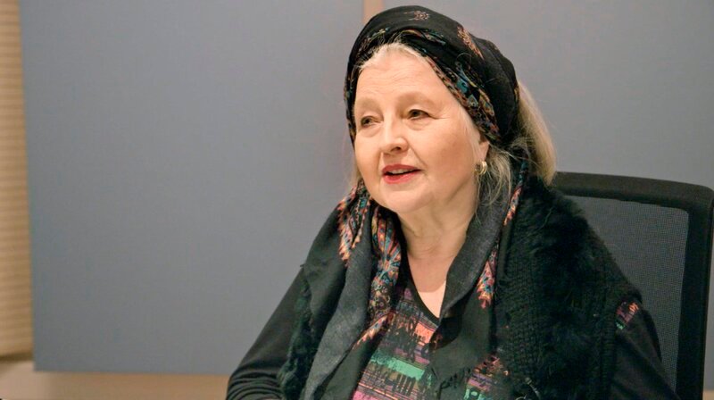 Hanna Schygulla bei Sprachaufnahmen zu „La Traversée“. – Bild: SWR/Florianfilm GmbH Hanna Schygulla bei Sprachaufnahmen zu „La Traversée“. – Bild: SWR/Florianfilm GmbH