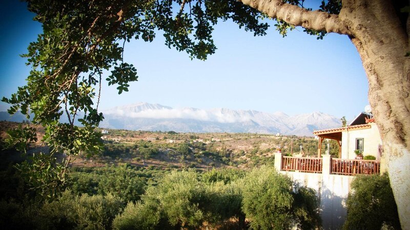 Douliana, ein verschlafenes, romantisches Bergdorf thront oben auf einem Hügel auf der Insel Kreta. Die Verwendung des sendungsbezogenen Materials ist nur mit dem Hinweis und Verlinkung auf RTL+ gestattet. – Bild: RTL /​ MedienKontor /​ Vincent Froehly