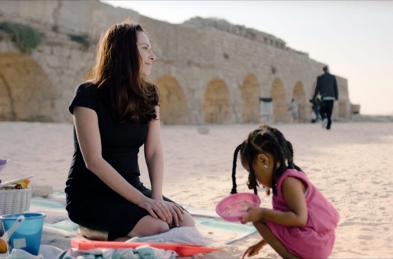 Marina (Anna Stephan) genießt mit ihrer kleinen Tochter die neue Umgebung in vollen Zügen. – Bild: ZDF / © One Two Films/ZDF/ARTE/Ziv Berkovich / © One Two Films/ZDF/ARTE/Ziv Berkovich Marina (Anna Stephan) genießt mit ihrer kleinen Tochter die neue Umgebung in vollen Zügen. – Bild: ZDF / © One Two Films/ZDF/ARTE/Ziv Berkovich / © One Two Films/ZDF/ARTE/Ziv Berkovich