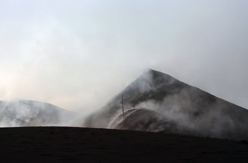 Der Vulkan hinterlässt eine beklemmende Mondlandschaft. – Bild: Mila Teshaieva /​ © Mila Teshaieva