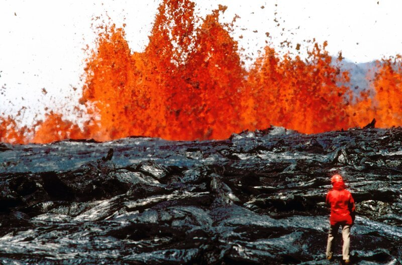 Vulkanologin Katia Krafft vor einem hawaiianischen Vulkan im März 1984 – Bild: MAURICE & KATIA KRAFFT/​DUMONT /​ © MAURICE & KATIA KRAFFT/​DUMONT