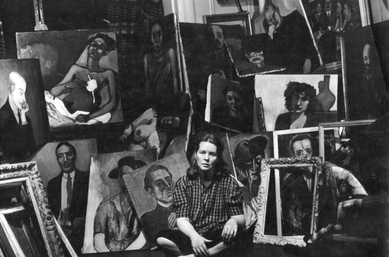 Alice Neel umgeben von Gemälden im Jahr 1940 – Bild: Lona media /​ Alice Neel umgeben von Gemälden im Jahr 1940
