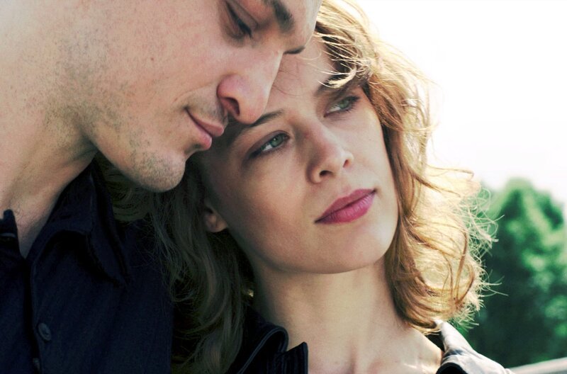 Undine (Paula Beer) fühlt sich bei Christoph (Franz Rogowski) geborgen. – Bild: Schramm Film / Undine (Paula Beer) fühlt sich bei Christoph (Franz Rogowski) geborgen. Undine (Paula Beer) fühlt sich bei Christoph (Franz Rogowski) geborgen. – Bild: Schramm Film / Undine (Paula Beer) fühlt sich bei Christoph (Franz Rogowski) geborgen.