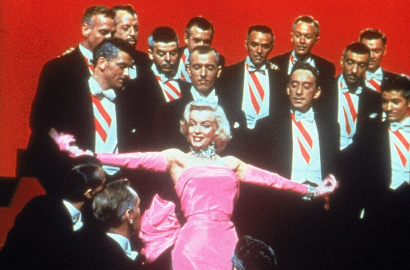 „Diamonds Are a Girl’s Best Friend“: Lorelei (Marilyn Monroe) sammelt Liebhaber, aber vor allem schönen Schmuck. – Bild: arte