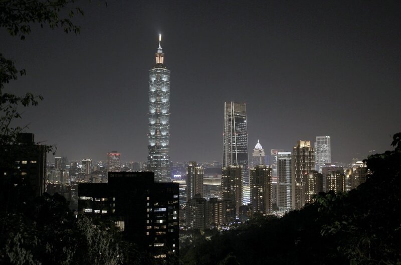 Verglichen mit einem majestätischen türkisblauen Bambus, dem seine Designer die Form einer Pagode gaben, überragt der 508 Meter hohe Wolkenkratzer Taipei 101 die Hauptstadt Taiwans. Seit seiner Einweihung im Jahr 2004 ist er das Wahrzeichen der Stadt. – Bild: Little Big Story / © Little Big Story Verglichen mit einem majestätischen türkisblauen Bambus, dem seine Designer die Form einer Pagode gaben, überragt der 508 Meter hohe Wolkenkratzer Taipei 101 die Hauptstadt Taiwans. Seit seiner Einweihung im Jahr 2004 ist er das Wahrzeichen der Stadt. – Bild: Little Big Story / © Little Big Story