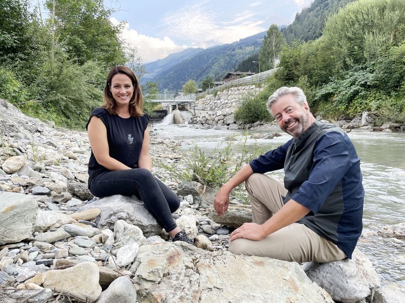 Ist die Wasserkraft in Österreich unendlich ausbaubar? Lisa Gadenstätter fragt bei Theodor Steidl vom Land Salzburg nach. – Bild: ORF/​BMFilm