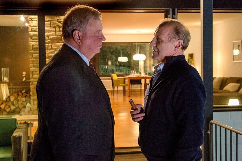 Bernd Reuther (Rainer Hunold, l.) besucht seinen Freund Dr. Karsten Lehmann (Karl Kranzkowski). Er ist der zuständige Richter im Prozess um den Mord an Hans Wertheim. – Bild: ORF/​ZDF/​Andrea Enderlein