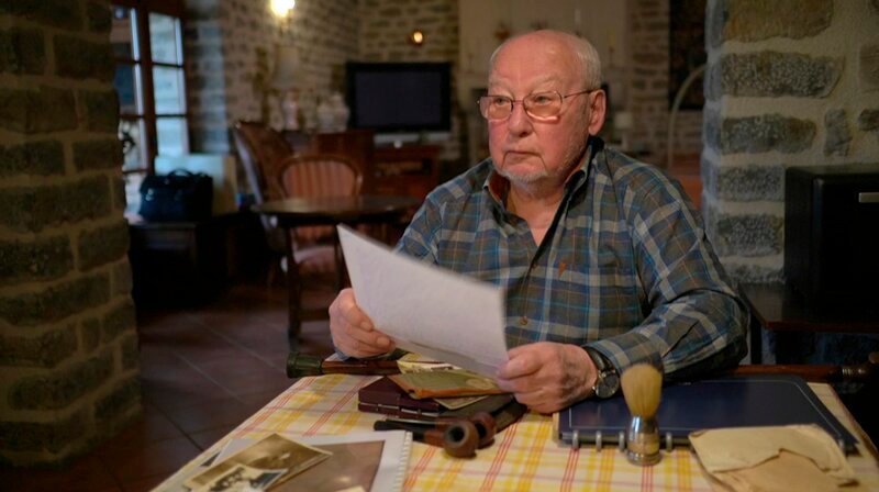 André Perreau liest den Abschiedsbrief seines Vaters Maxime vor. Der französische Eisenbahner und Widerstandskämpfer wurde 1944 in Stuttgart hingerichtet. – Bild: SWR