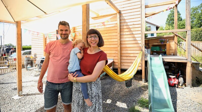 Lena und Alex leben mit ihrer Tochter und zwei Katzen auf 18 Quadratmeter Wohnfläche im Tiny House – mit großem Garten. – Bild: WDR/​Good karma productions/​Marcel Lepel
