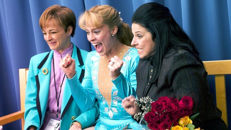 1991 gewann Tonya Harding (Margot Robbie, Mitte) die US-amerikanische Meisterschaft im Eiskunstlauf und war die erste Frau, der im Rahmen eines Wettbewerbs ein dreifacher Axel gelungen war. – Bild: RTL Zwei