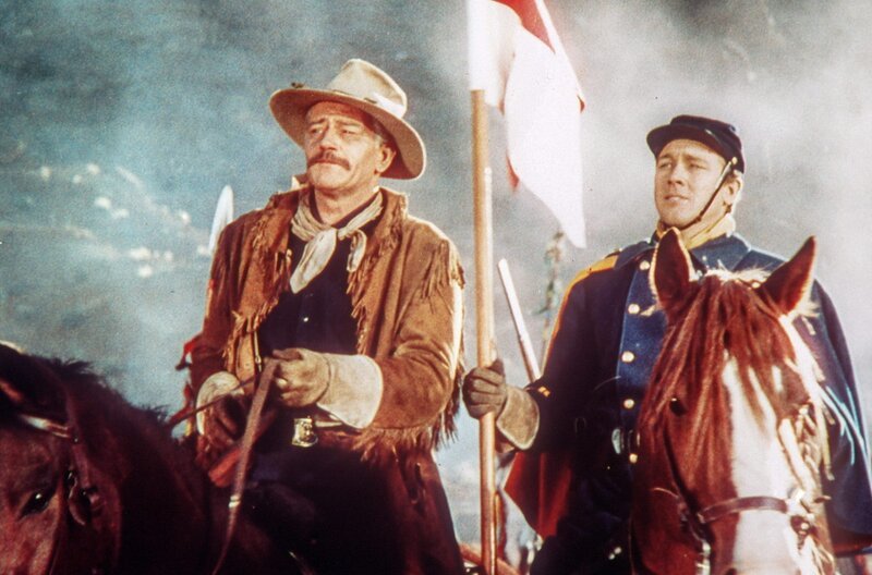 Nathan Brittles (John Wayne, li.) und sein Scout Sergeant Tyree (Ben Johnson, re.) reiten als Unterhändler zu den Indianern – Bild: Beta Films /​ © Beta Films