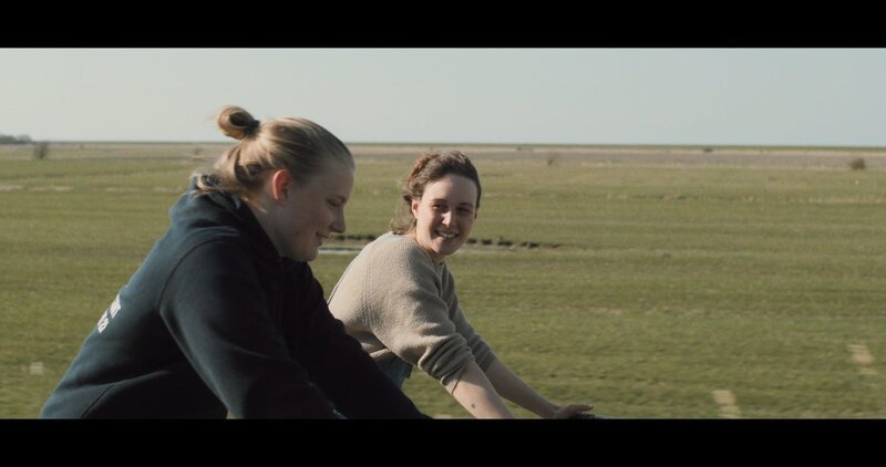 Die frustrierte Klimaaktivistin Edda (Marie Tragousti, r.) lernt auf Pellworm die pragmatische Sophie (Sophie Backsen, l.) kennen, eine junge Landwirtin, die die Bundesregierung auf ihr Recht auf Zukunft verklagt. – Bild: ZDF und Felix Riedelsheimer.