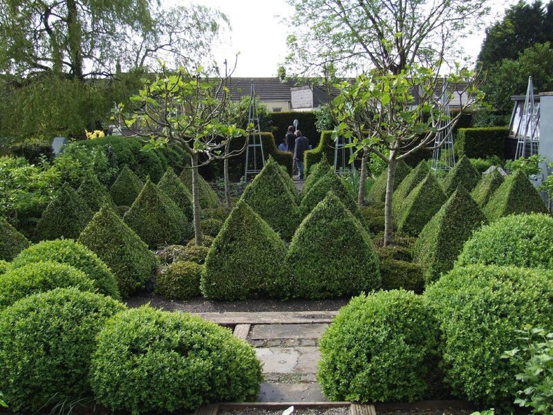 Alan Titchmarsh reist durch das Land, um einige der schönsten Hausgärten Großbritanniens zu finden. Er möchte den Zuschauern inspieren und ihnen zeigen, wie sie den Look mit minimalem Aufwand selbst nachbilden können. – Bild: RTL