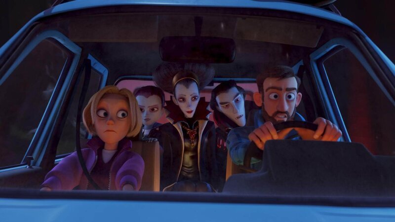 Antons Eltern wachen aus der Hypnose auf und entdecken die Vampire mitten in ihrem Auto. Doch egal ob Vampir- oder Menscheneltern: wenn es um ihre Söhne geht, halten die Familien zusammen! – Bild: (C) Universum Film
