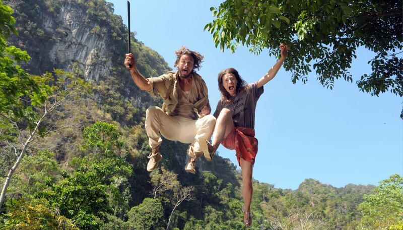 Die Amazone Eva (Julia Hartmann) und der Schmuggler Nik (Stephan Luca) in einem Dschungel-Abenteuer. – Bild: ARD Degeto/​Thanaporn Arkmanon