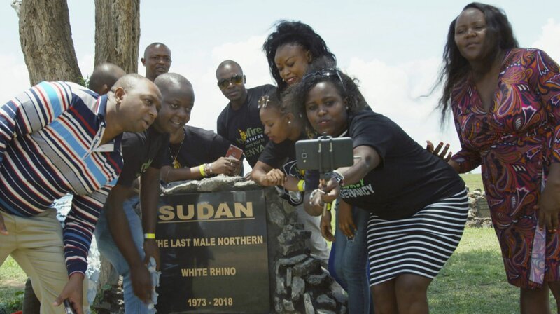 Eine Besuchergruppe am Grab von Sudan, dem letzten nördlichen Weißen Nashorn-Bullen auf Erden. – Bild: BR/Een van de jongens/NDR Eine Besuchergruppe am Grab von Sudan, dem letzten nördlichen Weißen Nashorn-Bullen auf Erden. – Bild: BR/Een van de jongens/NDR