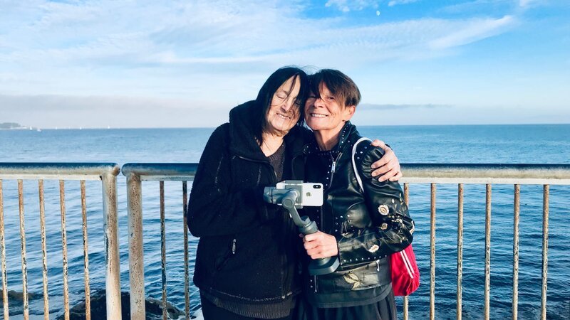 Wiedersehen in Kalifornien: Monika Treut (rechts) mit ihrer Protagonistin Sandy Stone. – Bild: ZDF und Elfi Mikesch.
