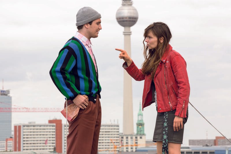 Leonard (Frederick Lau, l.) ist einer von Teresas (Mina Tander, r.) schwierigsten Patienten, da kann es nur schiefgehen, als Alex die Rolle seiner Frau übernehmen muss und ihm einen riskanten Tipp gibt – oder? – Bild: Puls 8 Leonard (Frederick Lau, l.) ist einer von Teresas (Mina Tander, r.) schwierigsten Patienten, da kann es nur schiefgehen, als Alex die Rolle seiner Frau übernehmen muss und ihm einen riskanten Tipp gibt – oder? – Bild: Puls 8