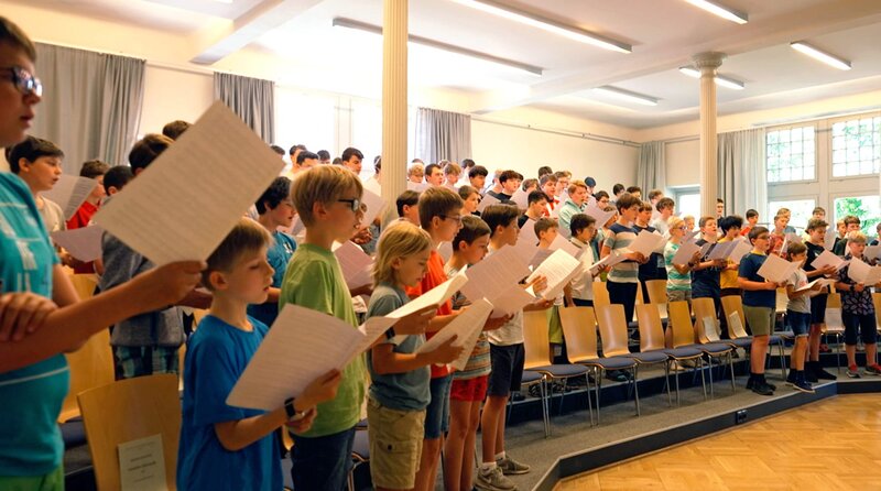 Über Tokio in den Westen – Bild: MDR/​Dinah Münchow