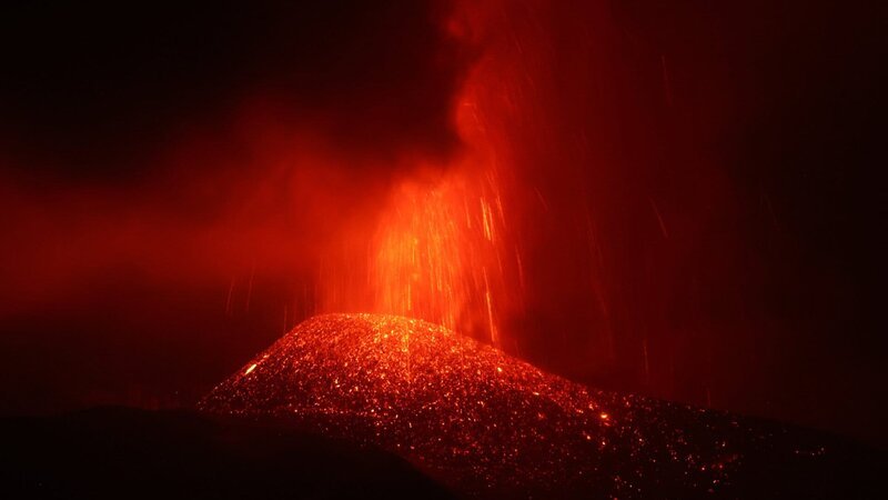 Die erste Woche des Vulkanausbruchs auf La Palma: Der Vulkan schleudert Pyroklast aus sich heraus. – Bild: ZDF und Mila Teshaieva./​Mila Teshaieva