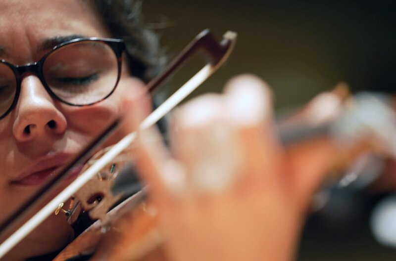 Sara möchte sich auf der Bühne frei fühlen. – Bild: sounding images /​ Sara möchte sich auf der Bühne frei fühlen.