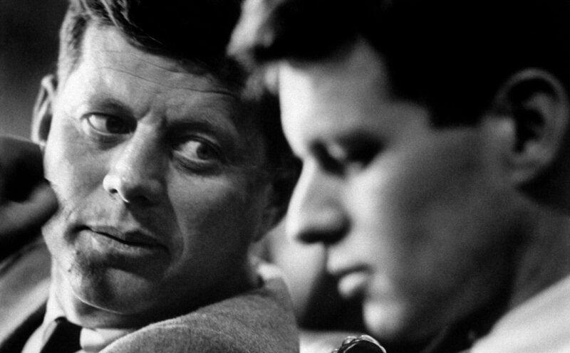 John F. Kennedy (l.) und Robert F. Kennedy – Bild: RTL /​ © 3DD Entertainment – Getty.