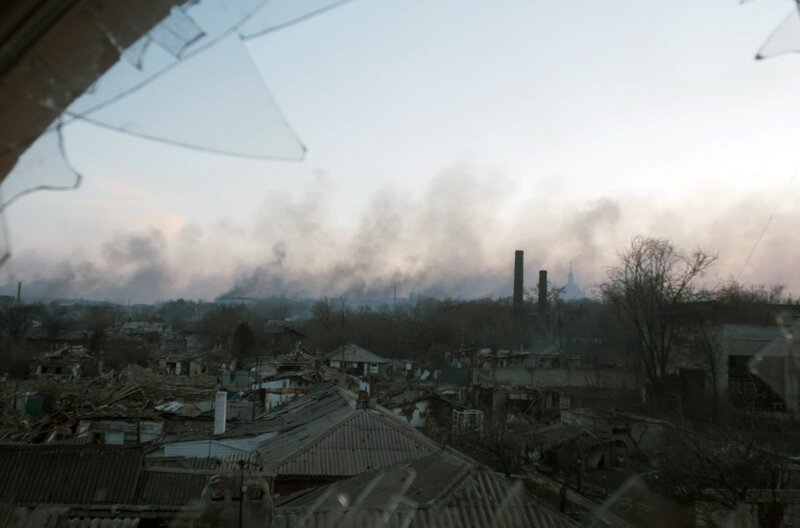 Blick auf das zerstörte Mariupol – Bild: ZDF /​ © Kvedaravicius /​ © Kvedaravicius