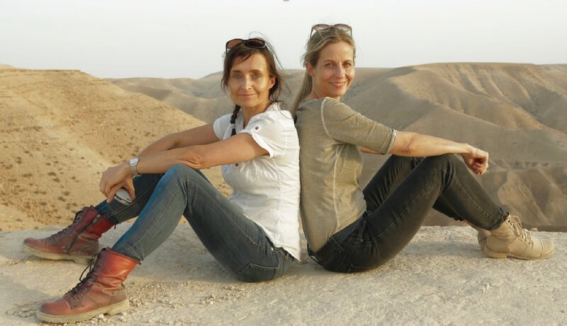 Die Filmemacherinnen Jana Matthes (links) und Andrea Schramm (rechts) bei den Dreharbeiten in Israel. – Bild: ZDF und Andrej Johannes Thieme.