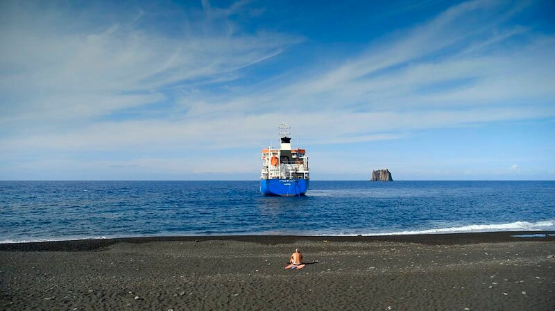 Berühmt ist die Insel Stromboli nicht nur für ihren Vulkan, sondern auch für die schwarzen Sandstrände. – Bild: NDR/​nonfictionplanet/​Florian Melzer