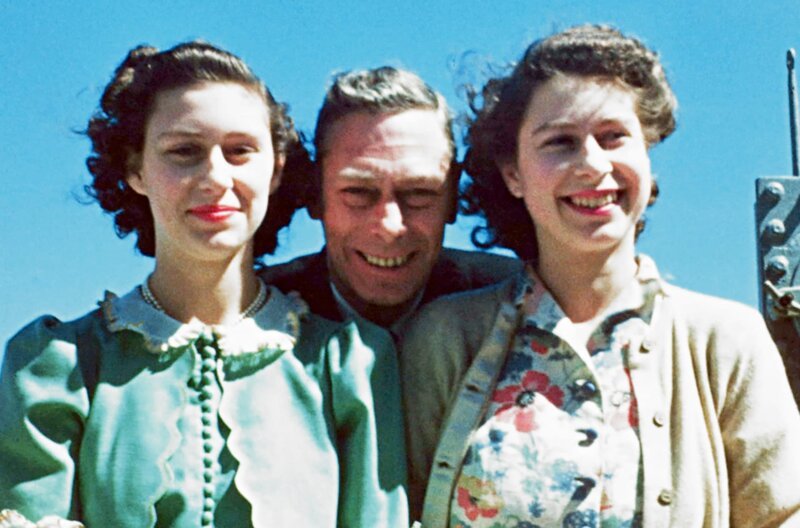 Prinzessin Margaret (li.) und Prinzessin Elizabeth (re.) mit ihrem Vater König George VI. im Jahr 1947 – Bild: Royal Collection Trust 2022 /​ © Royal Collection Trust 2022