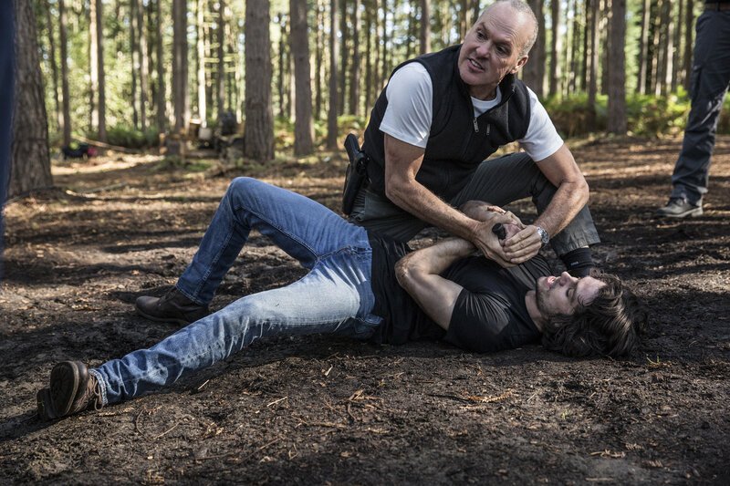Stan Hurley (Michael Keaton, hinten); Mitch (Dylan O’Brian, vorne) – Bild: Puls 8 Stan Hurley (Michael Keaton, hinten); Mitch (Dylan O’Brian, vorne) – Bild: Puls 8