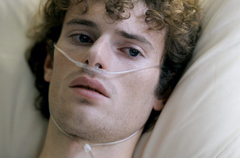 Nach einem dreijährigen Koma wacht Thomas (Txomin Vergez) im Krankenhaus auf und erfährt, dass seine Familie bei einem Massaker ermordet wurde und er selbst nur knapp überlebt hat. – Bild: arte