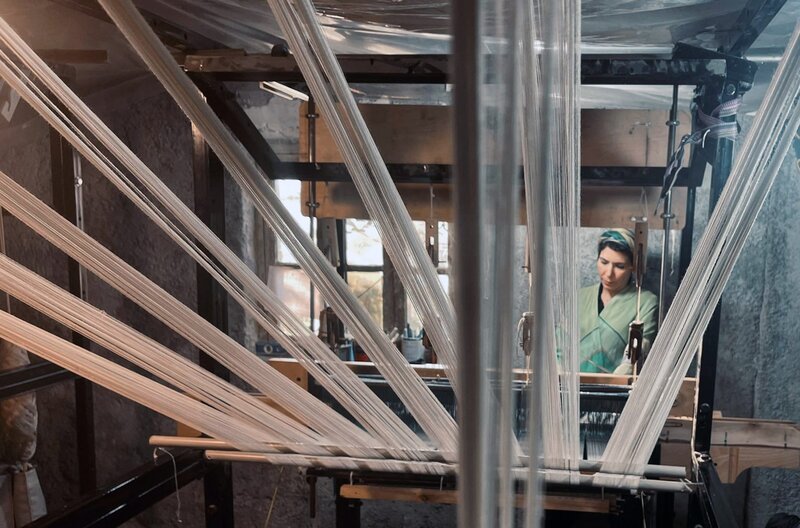 Azadeh Yasaman arbeitet am Webstuhl: Die Regisseurin Niloufar Taghizadeh zeigt anschaulich die einzelnen Produktionsschritte der Seidenherstellung, vom Kokon der Seidenraupe bis zum fertig gewebten Stoff. – Bild: arte