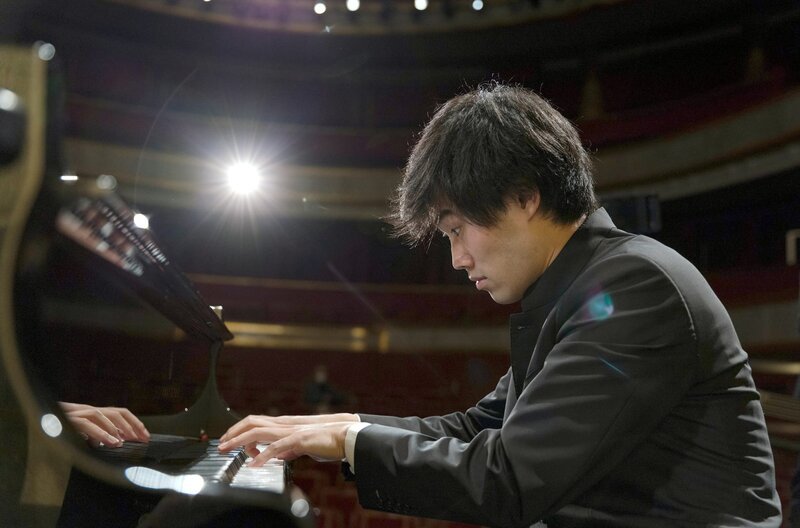 Mit einem Chopin-Programm gab Bruce Liu am 14. Januar 2022 im Théâtre des Champs-Elysées sein großes Debüt in seiner Geburtsstadt Paris. – Bild: Emilian Tsubaki /​ © Emilian Tsubaki