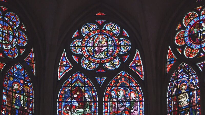 Nicht nur ihre bunten Glasfenster machen die Abtei von St. Denis damals wie heute zum Anziehungspunkt vieler Pilger. – Bild: ZDF und Alexis Olas./​Alexis Olas
