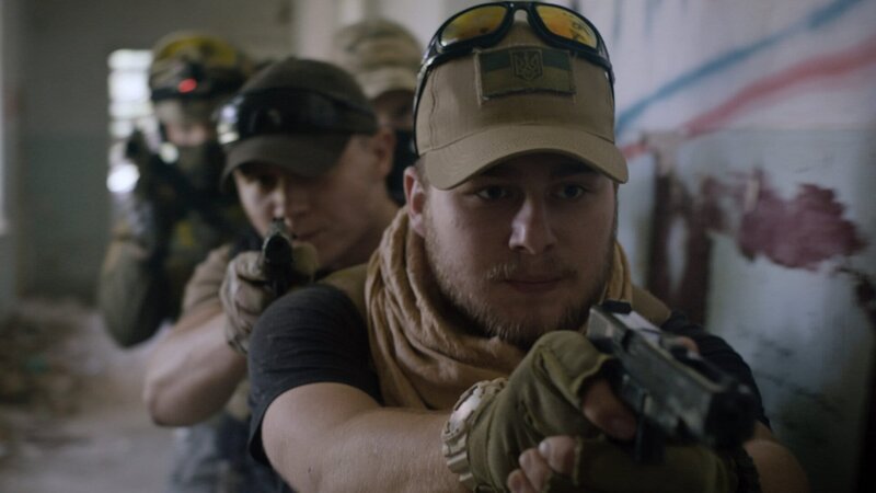 Artiom M., Ihor P., Vitaly Z., Alex L. spielen Krieg in einem verlassenen Gebäude. – Bild: ZDF und Ivan Castińeiras./Ivan Castińeiras Artiom M., Ihor P., Vitaly Z., Alex L. spielen Krieg in einem verlassenen Gebäude. – Bild: ZDF und Ivan Castińeiras./Ivan Castińeiras