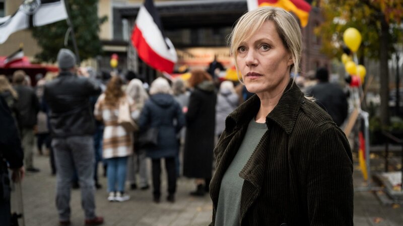 Claudia Voss (Anna Schudt) realisiert, dass sie nichts gegen die rechte Demonstration in ihrer Stadt ausrichten kann. – Bild: ZDF und Martin Rottenkolber./​Martin Rottenkolber