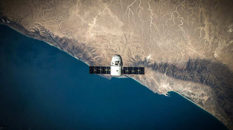 Das Cargo-Dragon-Modul von SpaceX – aufgenommen aus Sicht der ISS. – Bild: HR/​SpaceX/​Pexels