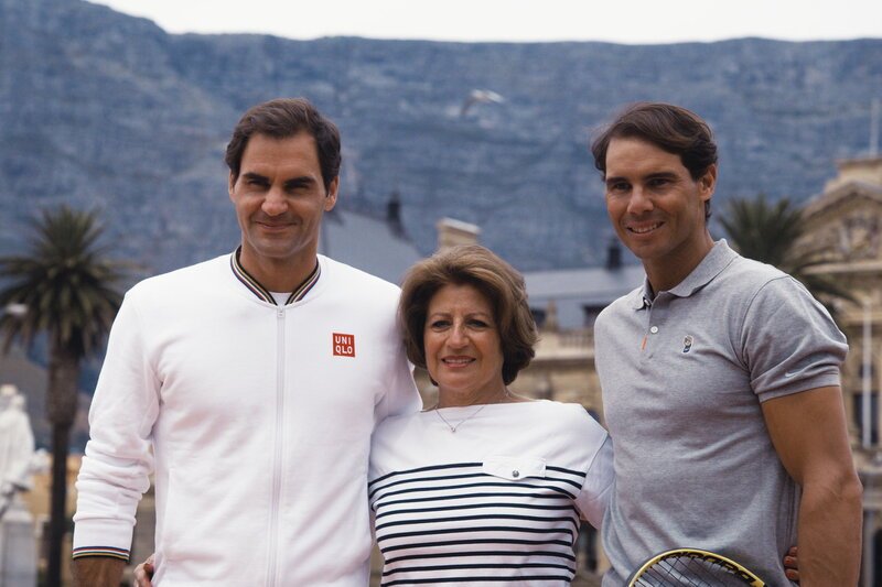 SRF DOK Roger Federer – Match in Afrika in der Heimat seiner Mutter Lynette gegen Rafael Nadal spielen SRF/​Filmgerberei – Bild: SRF2