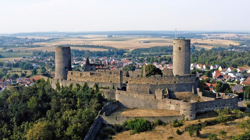 Heute ist die Burg Münzenberg nur noch eine Ruine. Im Mittelalter war sie ein einflussreiches Verwaltungszentrum in der hessischen Wetterau. – Bild: phoenix/ZDF/Arsenij Gusev Heute ist die Burg Münzenberg nur noch eine Ruine. Im Mittelalter war sie ein einflussreiches Verwaltungszentrum in der hessischen Wetterau. – Bild: phoenix/ZDF/Arsenij Gusev