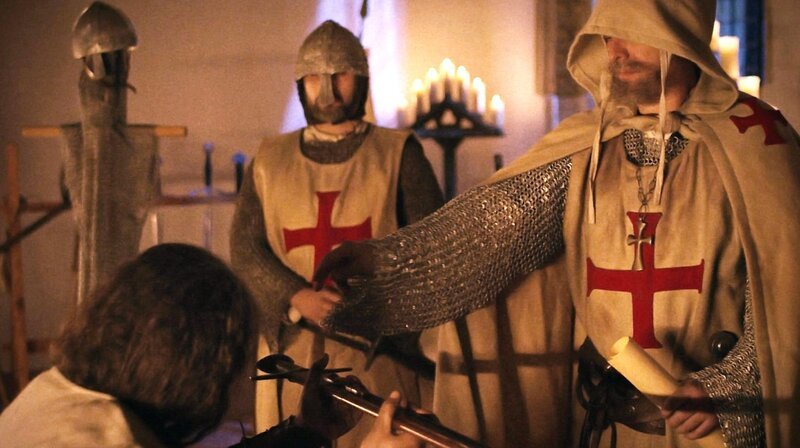 Das geheime Aufnahmeritual: Beim Eintritt in den Templerorden verzichten die Ritter auf eigenen Besitz. – Bild: phoenix/​ZDF