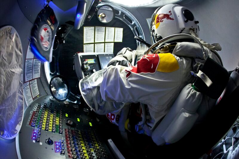 Pilot Felix Baumgartner aus Österreich steigt am 25. Juli 2012 während des zweiten bemannten Testflugs für Red Bull Stratos in Roswell, New Mexico, USA, aus der Kapsel. Red Bull Stratos ist eine Mission an den Rand des Weltraums in eine Höhe von 37.000 Metern um mehrere Rekorde zu brechen, darunter das Geräusch der Geschwindigkeit im freien Fall. – Bild: ServusTV
